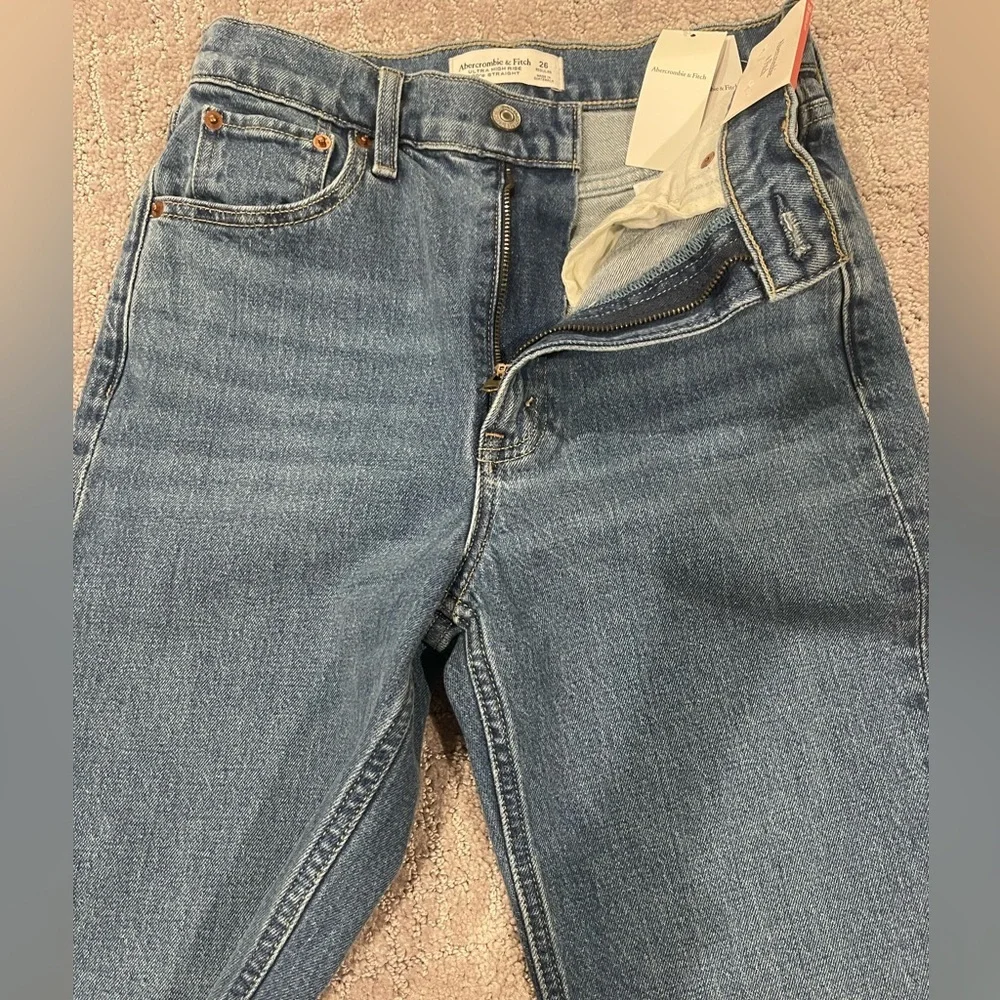 NWT Abercrombie & Fitch 90’s Straight Ultra High Rise, Med Raw Hem, 26 Regular